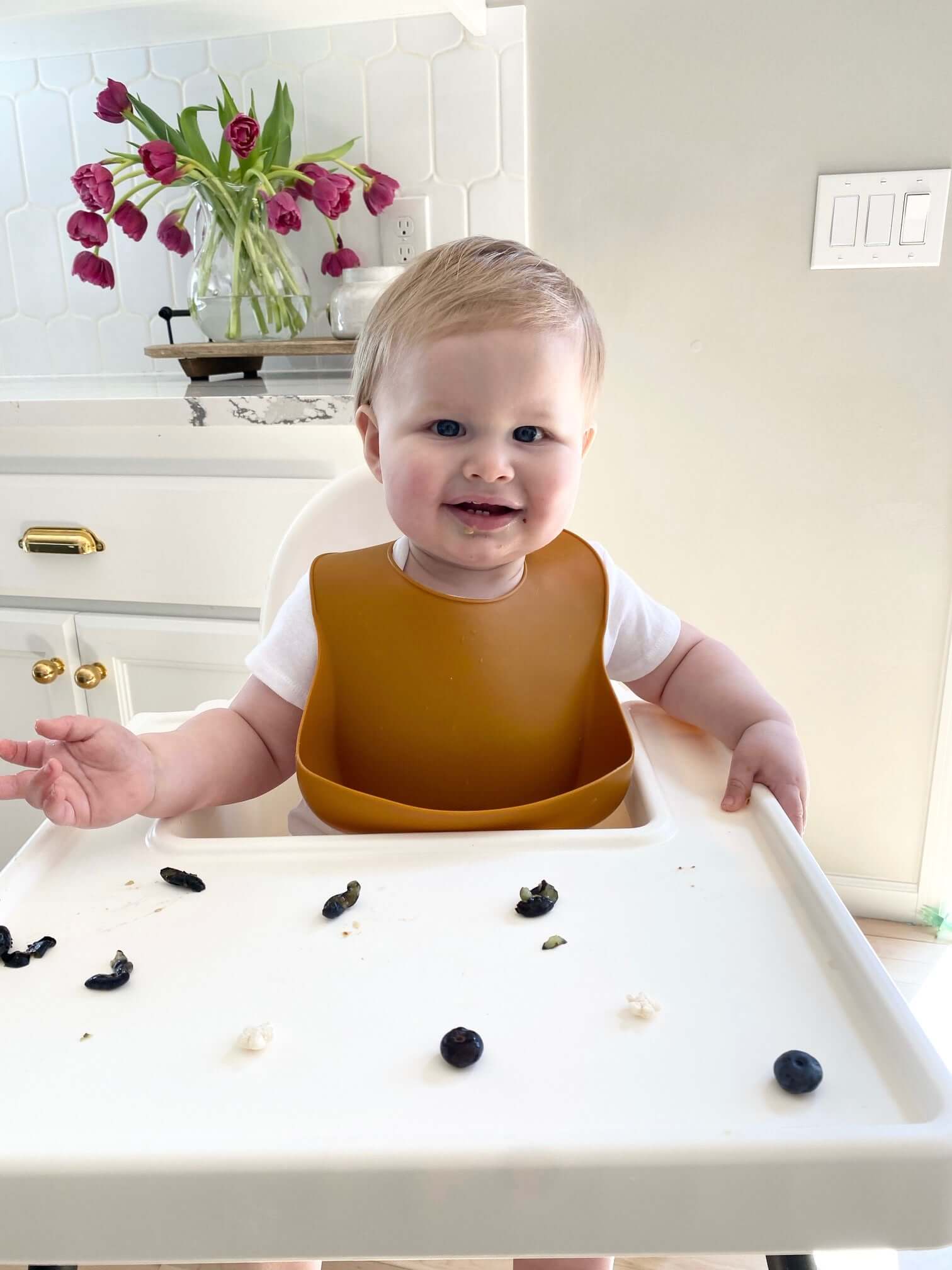 How much should a weaning baby eat - month by month in pictures